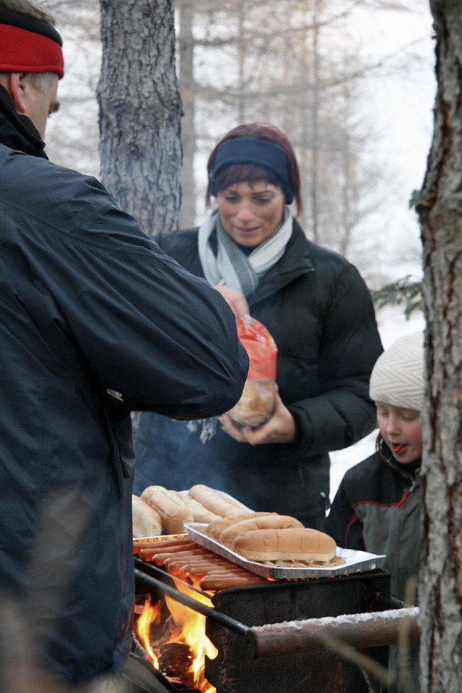 Starfsfólk SR á Austurlandi og fjölskyldur í Hallormsstaðaskógi á aðventu 2008
