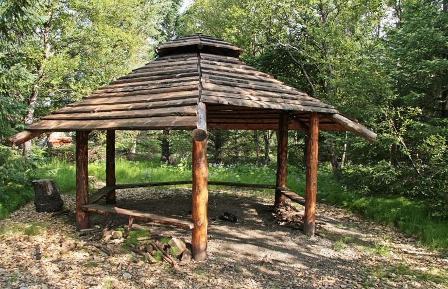 Skýli í Haukadalsskógi.