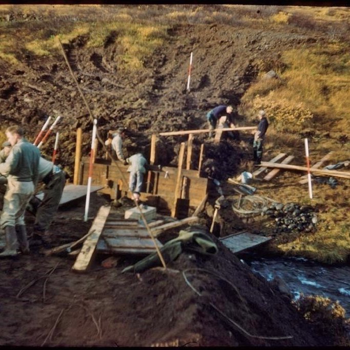 Brúarsmíði í Haukadal um miðja 20. öld. Úr safni Hákonar Bjarnasonar. Ljósmynd: Hákon Bjarnason