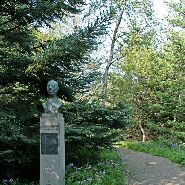 Minnisvarði um Sigurð Greipsson, skólastjóra í Haukadal.
(mynd: Esther Ösp Gunnarsdóttir)