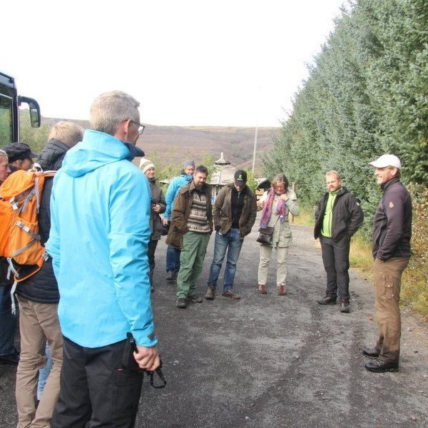 Starfsmenn NordGen koma í Haukadalsskóg. Hreinn Óskarsson tekur á móti hópnum úr rútunni. . Ljósmynd: Pétur Halldórsson