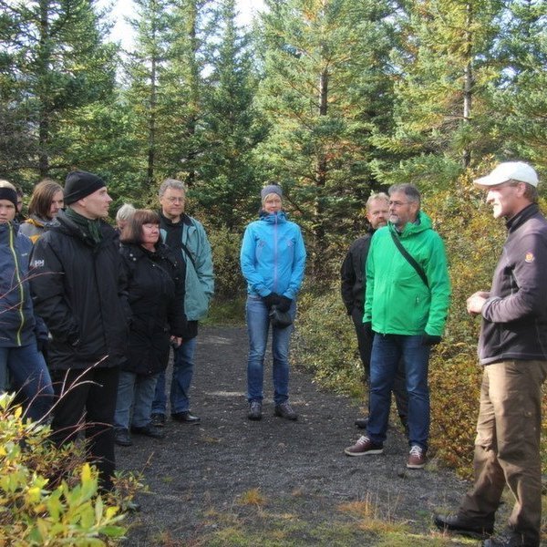 Hreinn Óskarsson skógarvörður segir gestunum í stuttu máli skógarsögu Íslands frá landnámi til okkar daga.. Ljósmynd: Pétur Halldórsson