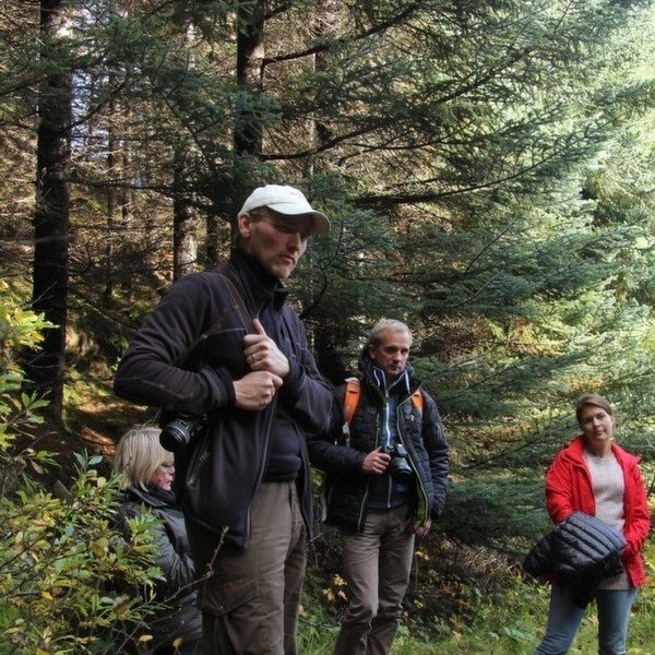 Hreinn skógarvörður segir frá sölu viðarafurða til málmvinnslu, í borðvið, hjallaspírur og fleira.. Ljósmynd: Pétur Halldórsson