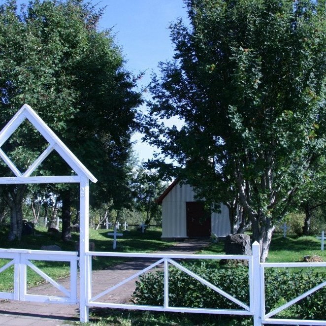 Haukadalskirkja 2015. Ólíkt berangurslegra var um að litast á þessum stað fyrir 85 árum. Ljósmynd: Hreinn Óskarsson