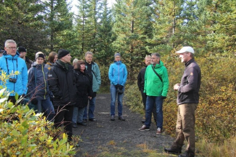 Hreinn Óskarsson skógarvörður segir gestunum í stuttu máli skógarsögu Íslands frá landnámi til okkar daga..