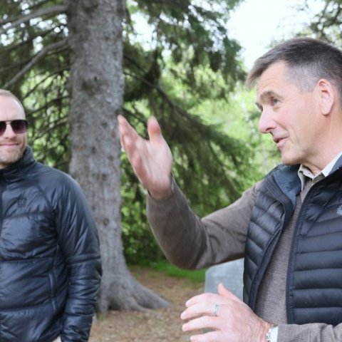 Þór Þorfinnsson skógarvörður segir ráðherra frá trjásafninu. Ljósmynd: Pétur Halldórsson