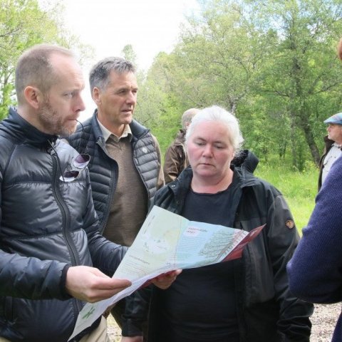 Ráðherra skoðar kort af Hallormsstaðaskógi ásamt Þór Þorfinnssyni skógarverði og Bergrúnu Örnu Þorsteinsdóttur aðstoðarskógarverði.  Ljósmynd: Pétur Halldórsson