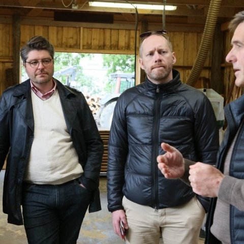 Þór skógarvörður lýsir viðarvinnslunni fyrir ráðherra.  Ljósmynd: Pétur Halldórsson