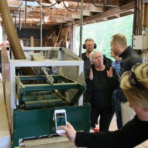 Begga aðstoðarskógarvörður útskýrir sögun í rammasöginni fyrir ráðherra.  Ljósmynd: Pétur Halldórsson