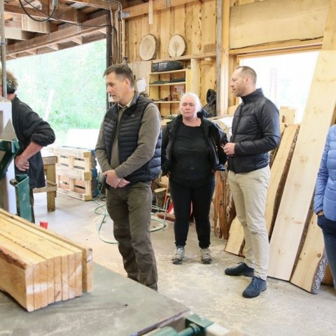 Fylgst með þegar lerkiborð koma söguð úr rammasöginni. Rammasögin flýtir mjög fyrir viðarvinnslunni því ekki þarf að stilla af hvert einasta borð fyrir sögun.  Ljósmynd: Pétur Halldórsson