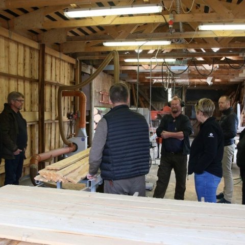 Greniborð í forgrunni en lerkiborð liggja nýsöguð á rammasöginni. Ljósmynd: Pétur Halldórsson