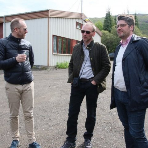 Ráðherra á spjalli við Hrein Óskarsson og Orra Pál Jóhannsson. Ljósmynd: Pétur Halldórsson