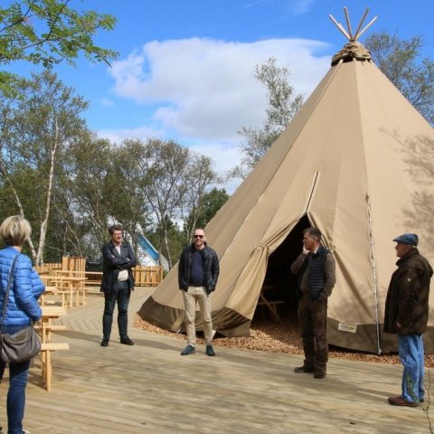 Þegar sögunarmylla Skógræktarinnar á Hallormsstað var skoðuð snæddi ráðherra hádegisverð í myndarlegu Samatjaldi sem Hótel Hallormsstaður og Skógræktin á Hallormsstað hafa í samvinnu reist ofan við hótelið. Ljósmynd: Pétur Halldórsson