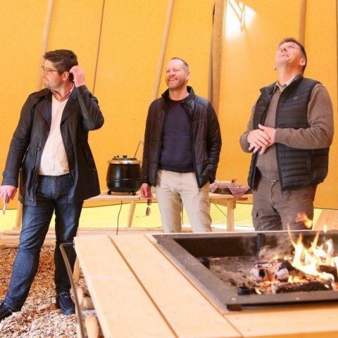 Þór skógarvörður lítur til lofts inni í tjaldinu þar sem eldurinn logaði. Orri Páll og Mummi virða fyrir sér það sem fyrir augu ber. Ljósmynd: Pétur Halldórsson