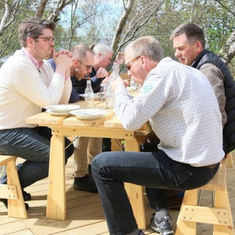 Kjötsúpa snædd í 20 stiga hita við tjaldið í skóginum. Ljósmynd: Pétur Halldórsson