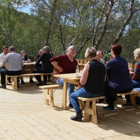 Á pallinum við tjaldið. Ljósmynd: Pétur Halldórsson