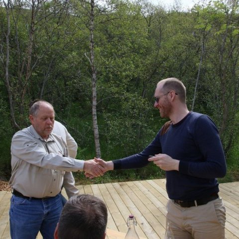 Ráðherra tekur við minningarpeningi um 75 ára afmæli skipulagðrar skógræktar á Íslandi sem Skógræktarfélag Íslands gaf út 1974. Peningurinn var í eigu Sigurðar Blöndals, fyrrverandi skógræktarstjóra og var gefin Skógræktinni að honum látnum. Að fornum sið