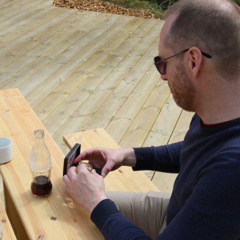 Mummi skoðar peninginn. Ljósmynd: Pétur Halldórsson