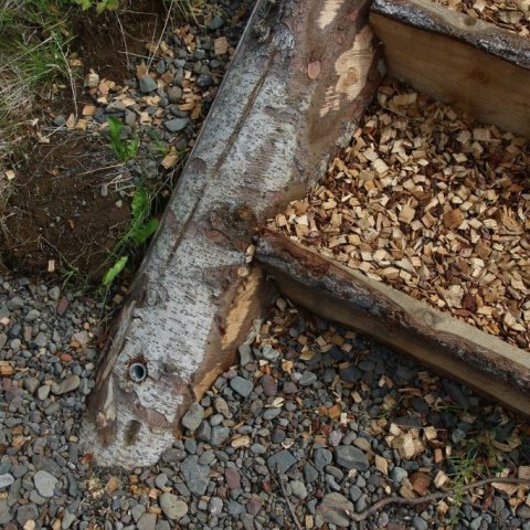 Stiginn er festur tryggilega með járnrörum sem rekin eru gegnum meiðana niður í jörðina. Ljósmynd: Pétur Halldórsson