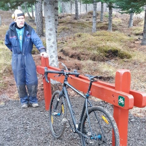 Bjarki Sigurðsson við nýja hjólastandinn sem hann smíðaði og er nú kominn upp við starfstöð Skógræktarinnar á Hallormsstað. Ljósmynd: Þór Þorfinnsson