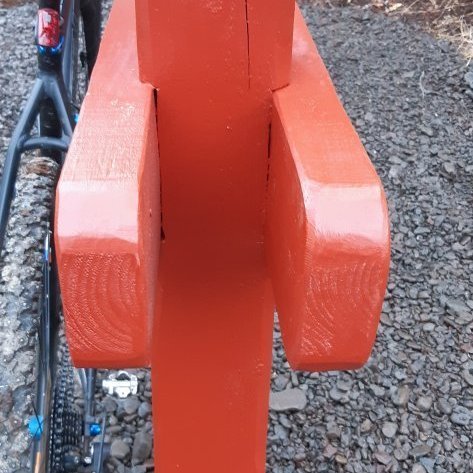 Standurinn er smíðaður úr íslensku greni og málaður í dalarauðum lit, einkennislit þjóðskóganna. Ljósmynd: Þór Þorfinnsson