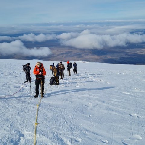Gengið var í línu allan tímann frá því að stigið var á jökul. Ljósmynd: Elísabet Atladóttir