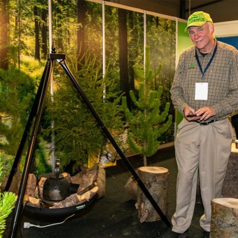 Einar við bálpönnuna góðu við upphaf sýningarinnar.  Ljósmynd: Pétur Halldórsson