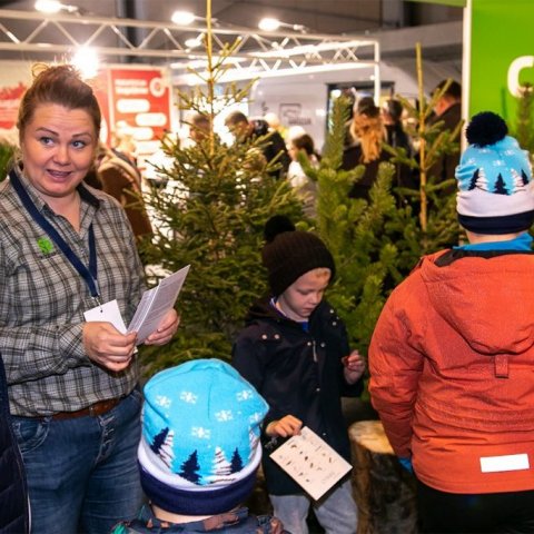 Helena Marta tekur á móti fjölskyldu og börnin fá skógarbingó.  Ljósmynd: Pétur Halldórsson