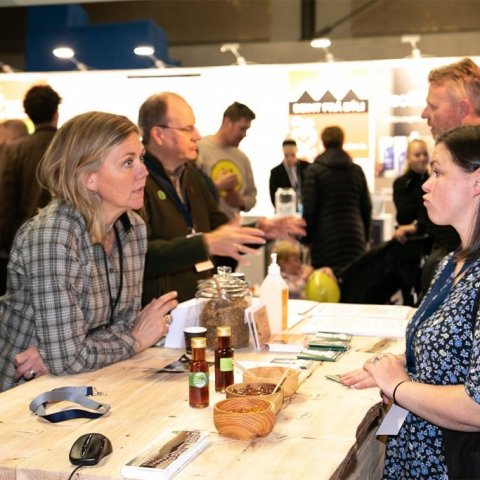 Hrefna útskýrir trjábrjóstsykurinn fyrir gesti í básnum.  Ljósmynd: Pétur Halldórsson