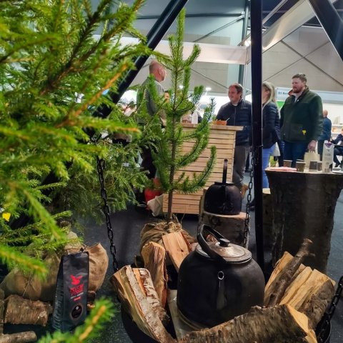 Ósvikin skógarstemmning í bás Skógræktarinnar.  Ljósmynd: Pétur Halldórsson