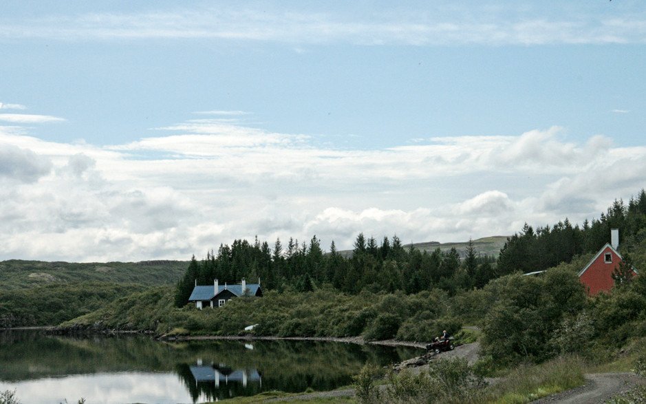 Sumarhús við Hreðavatn.