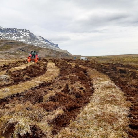 Jarðvinnsla á Ormsstöðum Breiðdal. Þessi ummerki hverfa á fáeinum árum þótt þau virðist stórkarlaleg í upphafi. Ljósmynd: Þröstur Eysteinsson