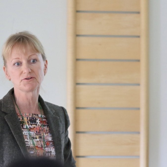 Miklir möguleikar felast í því að fjölfalda skógarplöntur úr einni og sömu okfrumunni, ekki síst í jólatrjáarækt enda gefur þessi aðferð færi á að rækta milljónir plantna sem verða meira og minna nákvæmlega eins. Nú virðist hilla undir að hægt verði að senda fræ af úrvalstrjám til fjölföldunar á rannsóknarstofu. Tímafrekt er að vinna slíkt í höndunum og því hafa verið þróaðir róbótar sem ættu að geta gert þessa vinnu fljótlegri og hagkvæmari. Ulrika Egertsdotter lýsti þessari tækni á ráðstefnunni á Þórisstöðum.. Ljósmynd: Pétur Halldórsson