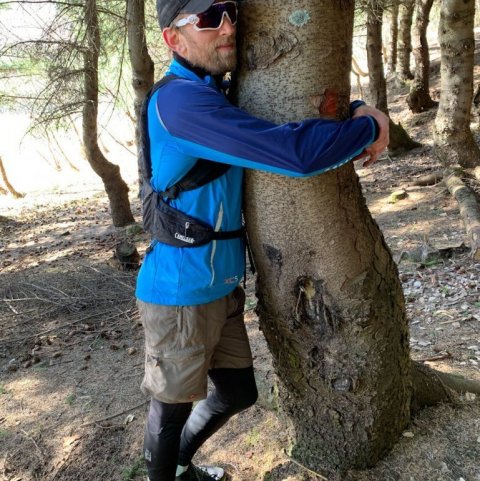 Björn Traustason við myndarlegan stofn í skóginum á Mógilsá