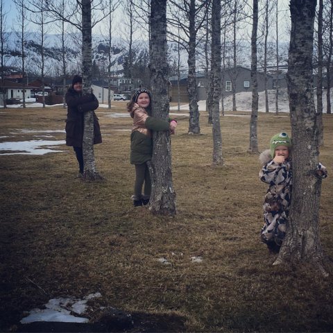 Brynja og dætur knúsa aspir í Hveragerði