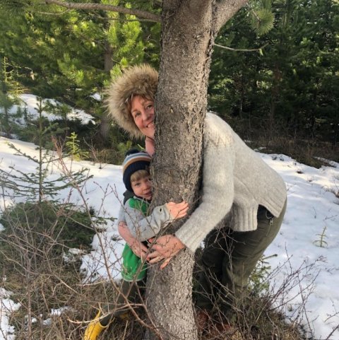 Fura knúsuð í Brynjudalsskógi