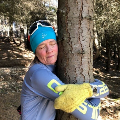 Helga Halldórsdóttir knúsar efnilegt degli, gróðursett 1994, sem að öllum líkindum verður eitt hæsta tré landsins eftir um 20 ár.