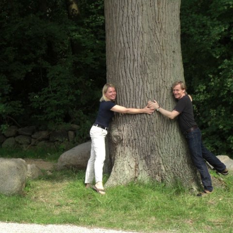 Joan og Haukur knúsa eik