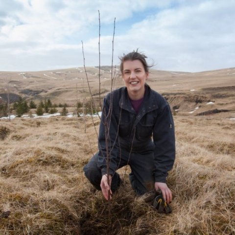 Lucile og björkin sem gróðursett var til heiðurs Vigdísi Finnbogadóttur á níræðisafmæli hennar