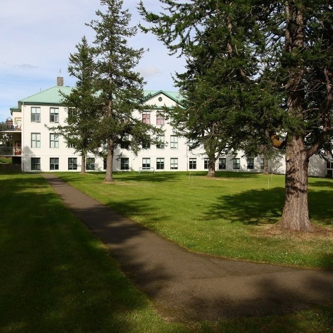 Í garðinum sunnan við Kristnesspítala eru eldri malbikaðir stígar á jafnsléttu. Ásamt nýja stígnum í skóginum skapa þeir fjölbreytta aðstöðu til útivistar, hreyfingar og þjálfunar og bæta þannig aðstöðu til endurhæfingar á spítalanum. Ljósmynd: Pétur Halldórsson