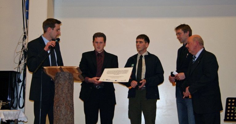 Dominik Röser afhendir Skógarorku gjafir