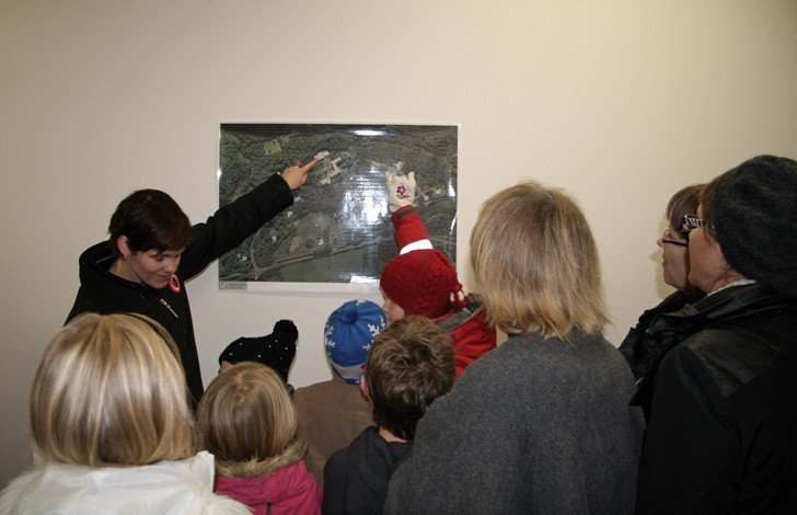 Gestir skoða kyndistöðina