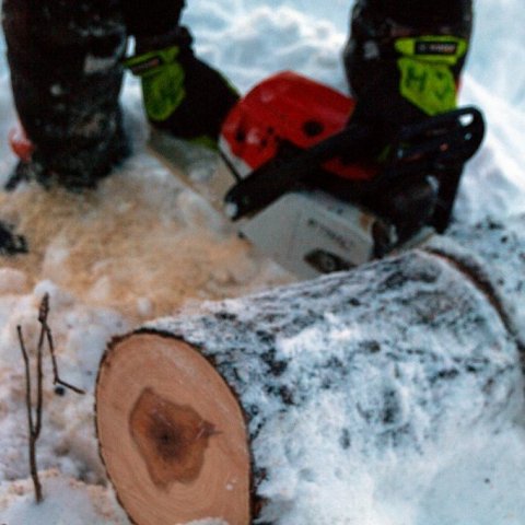 Sniðið efni í aspartrommu. Ljósmynd: Ólafur Oddsson