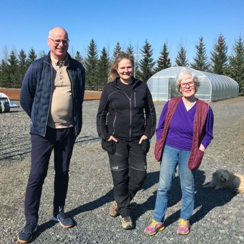 Ágúst Sindri Karlsson, framkvæmdastjóri Kvistabæjar, Aldís Björk Sigurðardóttir ræktunarstjóri og María E, Ingvadóttir stjórnarformaður á útisvæði Kvistabæjar að Reykjum Biskupstungum. Ljósmynd: Sigríður Júlía Brynleifsdóttir