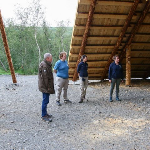 Rúnar skógarvörður segir frá starfseminni á Vöglum og eldaskálanum sem er í smíðum. (Forest manager Rúnar Ísleifsson explaining the activities in Vaglir and showing a new fire shelter in the making.) Ljósmynd/photo: Pétur Halldórsson