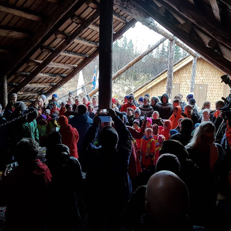 eldaskalinn-rumar-margmenni