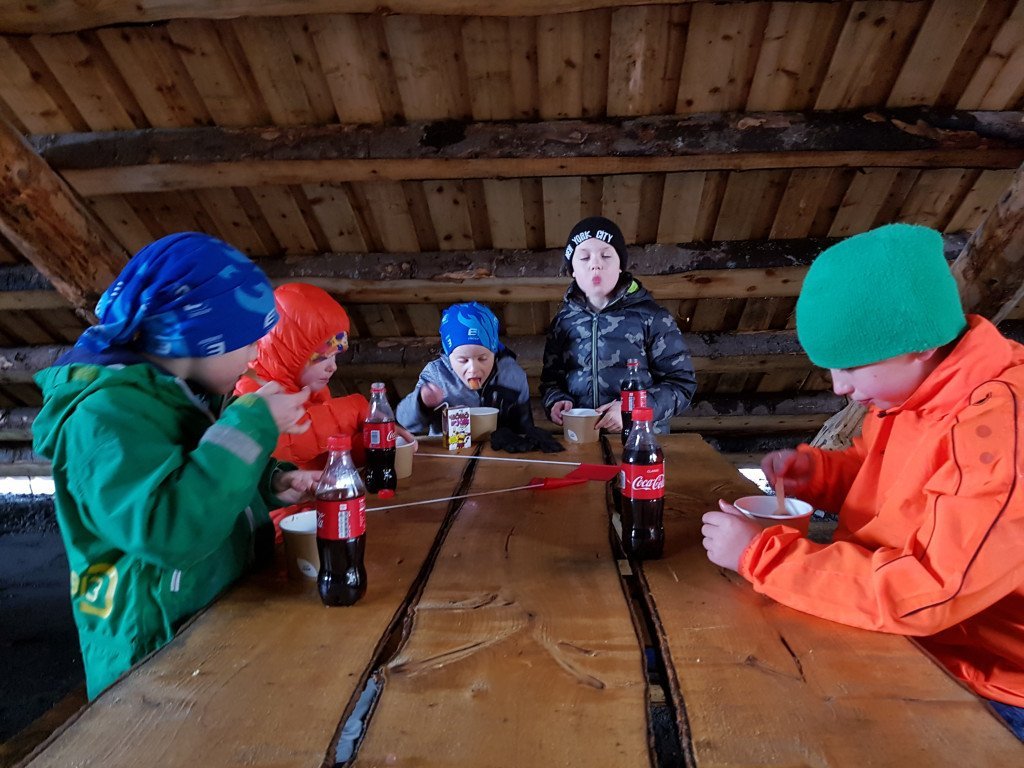 Borðað í eldaskálanum