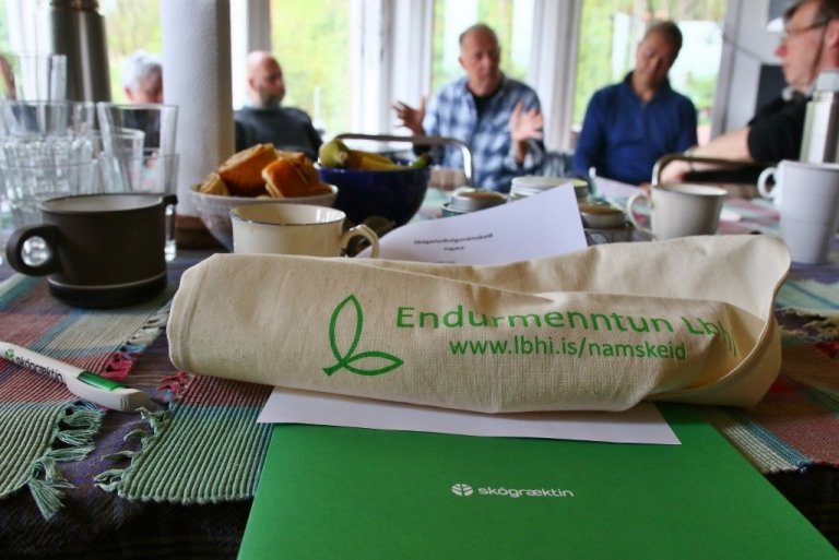 Námskeiðið var liður í skipulagningu skógarleiðsögunáms á vegum Skógarskólans. Í skógarfræðslumálum taka þátt Skógræktin, Landbúnaðarháskóli Íslands, Landssamtök skógarbænda, Menntavísindasvið HÍ og fleiri.