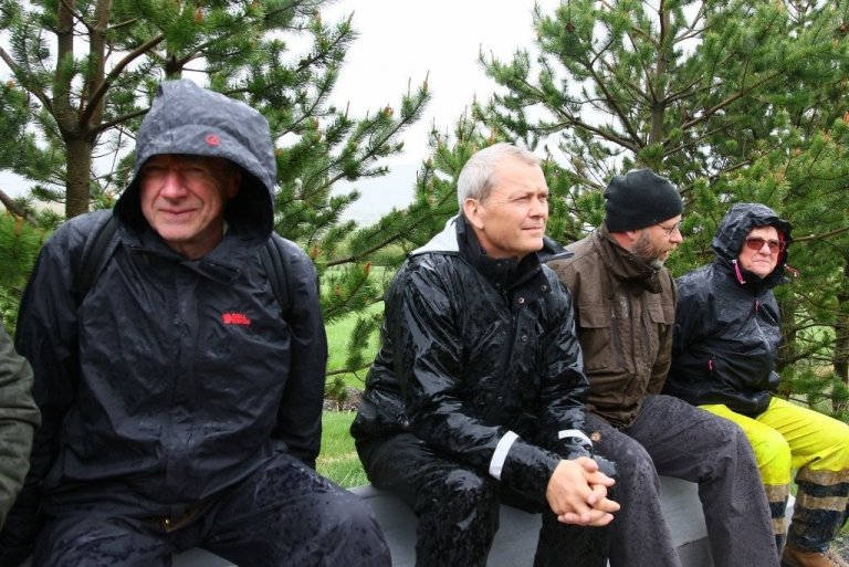 Margt getur aukið upplifunina í skóginum, til dæmis stutt ferð á traktorskerru, jafnvel þótt ausandi rigning sé.