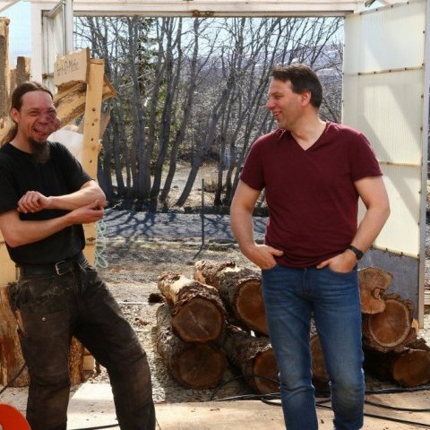 Lar og Brynjar Skúlason á góðri stund í „sögunarmyllunni“ á Vöglum. Ljósmynd: Pétur Halldórsson